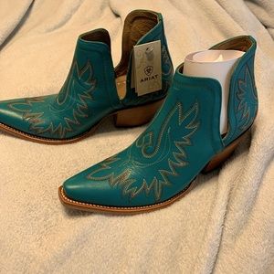 Brand new Ariat Dixon booties